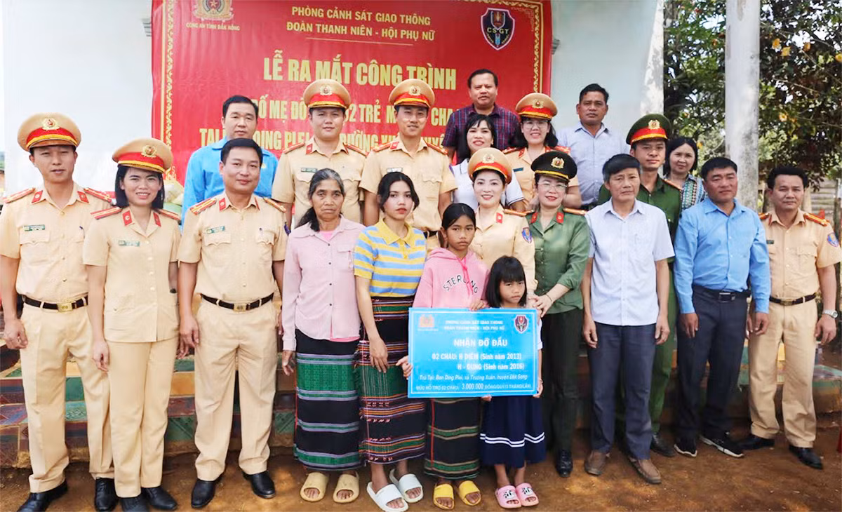 CSGT Công an Đắk Nông ra mắt công trình “Bố, mẹ đỡ đầu”&nbsp; -3