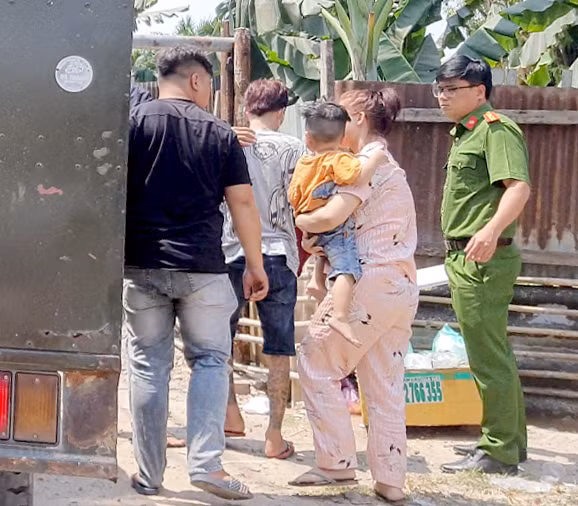 Vụ bé trai bị nghi ép hút ma túy: Rắc rối trong việc bàn giao bé cho gia đình -0