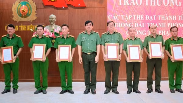 7 tập thể thuộc Công an tỉnh Kiên Giang nhận bằng khen của Bộ Công an