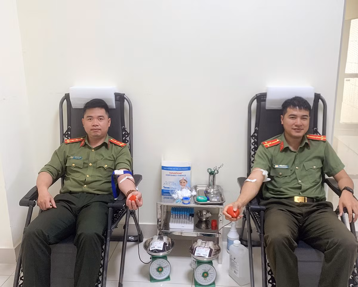 Hai chiến sỹ Công an Sơn La hiến máu cứu người -0