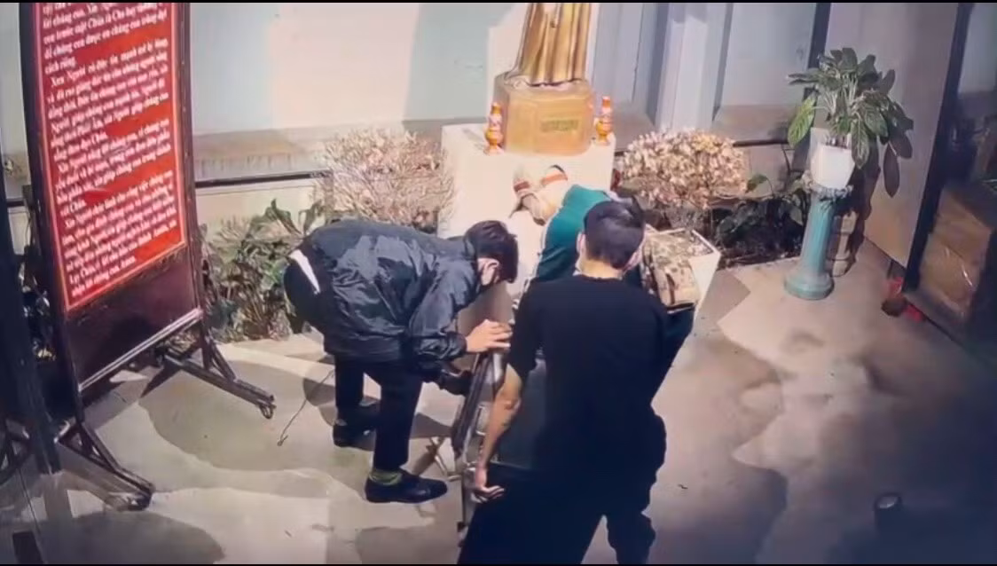 Hà Nội: Bắt nhóm đối tượng chuyên mò vào cơ sở tôn giáo trộm cắp tiền công đức -0