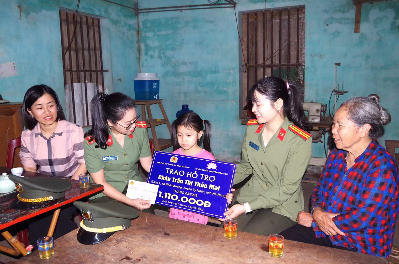 Nhận đỡ đầu hai bé có mẹ nhiễm chất độc da cam và mô côi cha mẹ -0