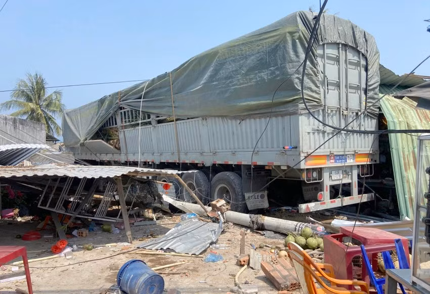 Xe tải lao vào quán cà phê rồi tông sập nhà dân khiến nhiều người bị thương -0