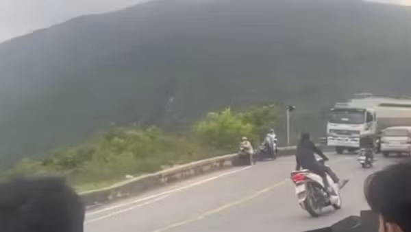 Cặp đôi điều khiển xe SH “làm xiếc” trên đèo Hải Vân là hai vợ chồng