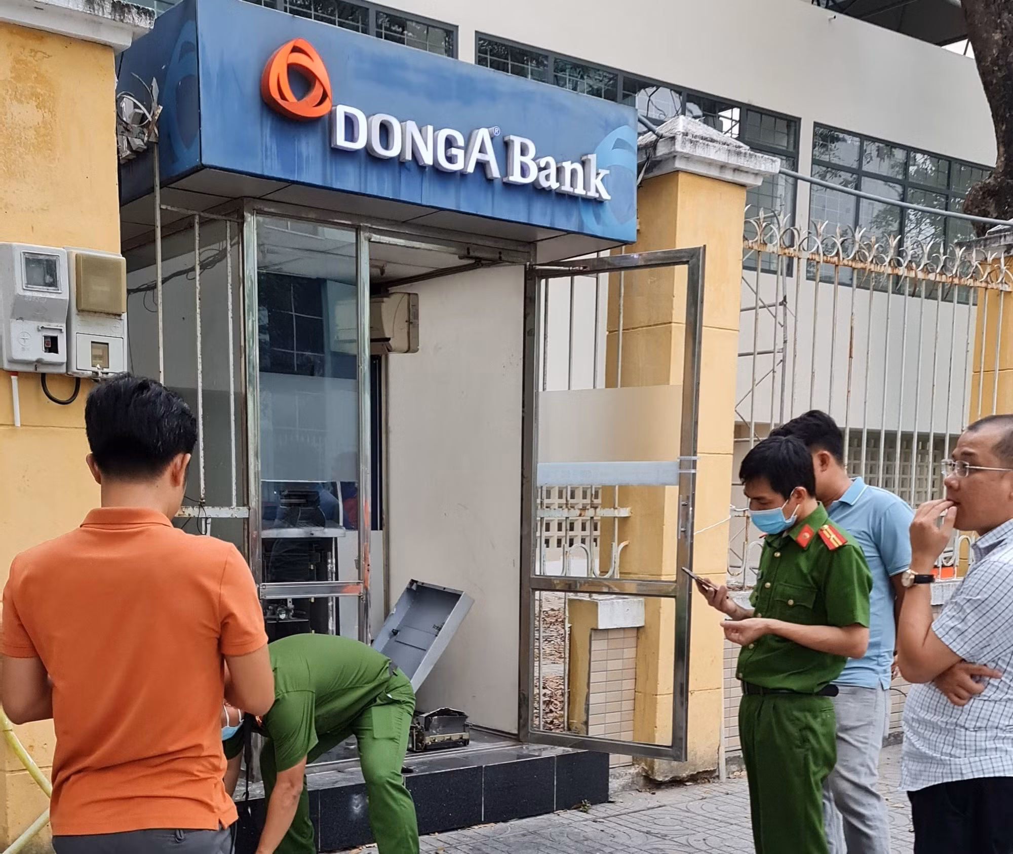 Trụ ATM của ngân hàng nằm ngay trung tâm đông đúc bị cậy phá, két sắt chứa tiền bị lấy mất. -1