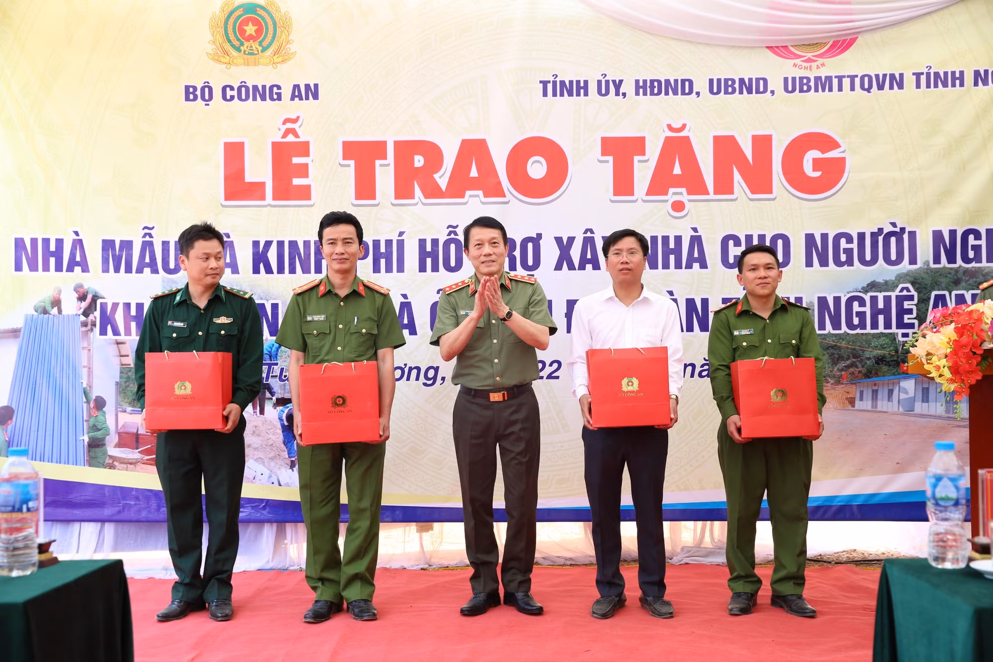 Thượng tướng Lương Tam Quang trao tặng nhà mẫu và kinh phí hỗ trợ xây dựng nhà cho các hộ nghèo, khó khăn về nhà ở trên địa bàn tỉnh Nghệ An -0