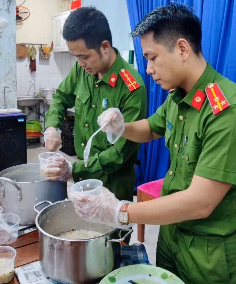 Xúc động “Bát cháo đêm” của các Đoàn viên Công an Đà Nẵng gửi người lao động nghèo -0