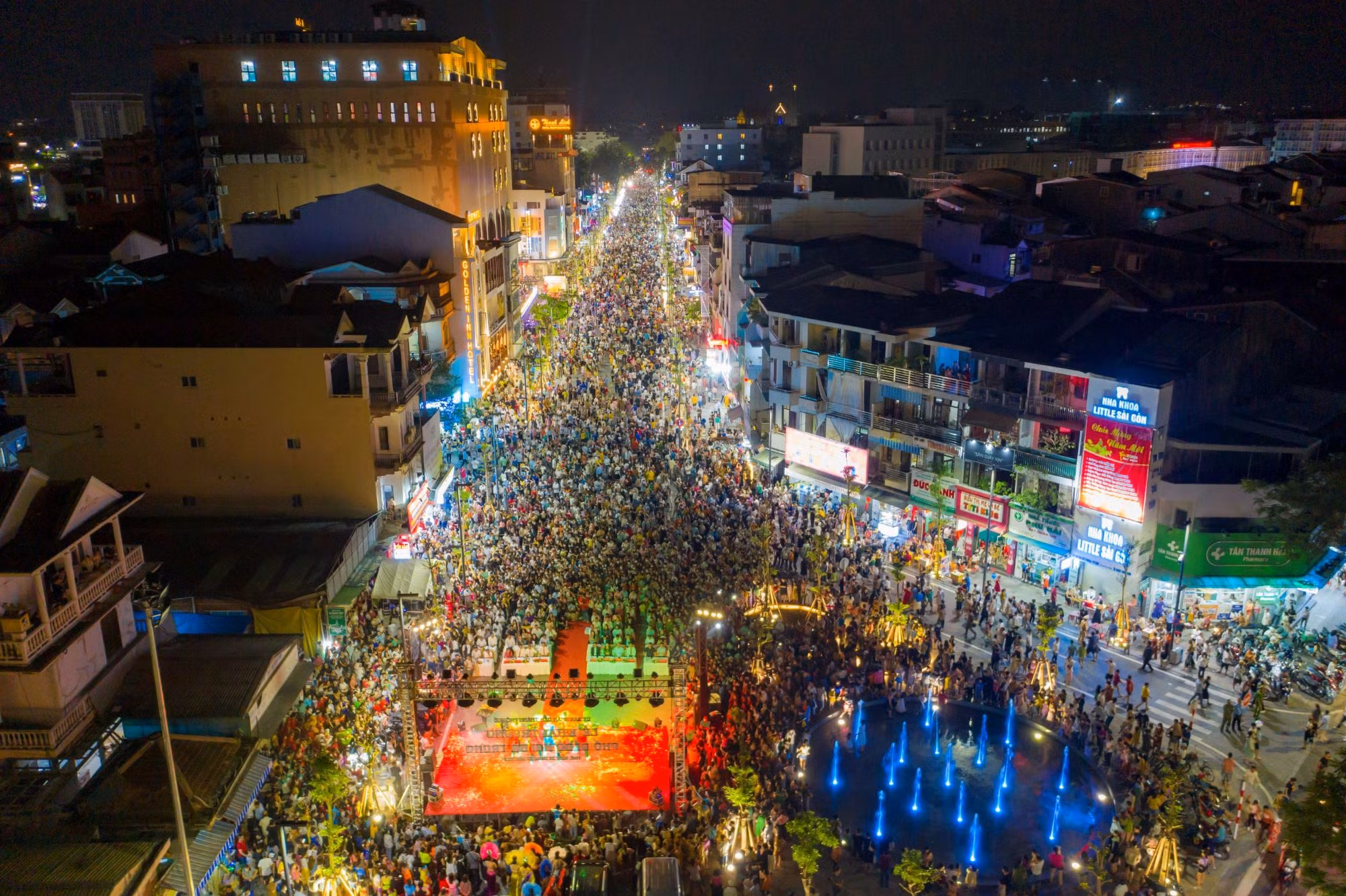 Hàng nghìn người “chen chân” trên tuyến phố đi bộ trăm tỷ ở Huế -0