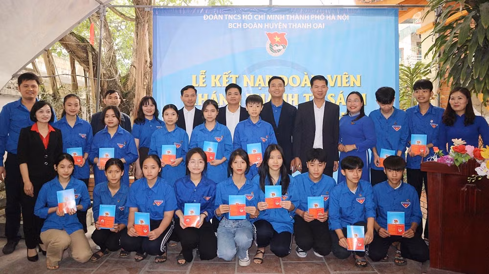 lễ kết nạp đoàn viên mới tại xã hồng dương.jpg -0