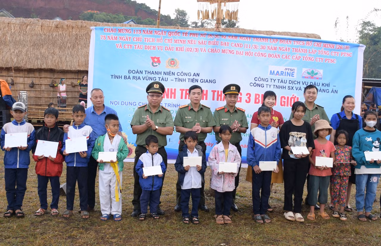 7.tặng quà các em học sinh tại xã lộc tân, huyện bảo lâm, tỉnh lâm đồng. ảnh trọng tín.jpg -0
