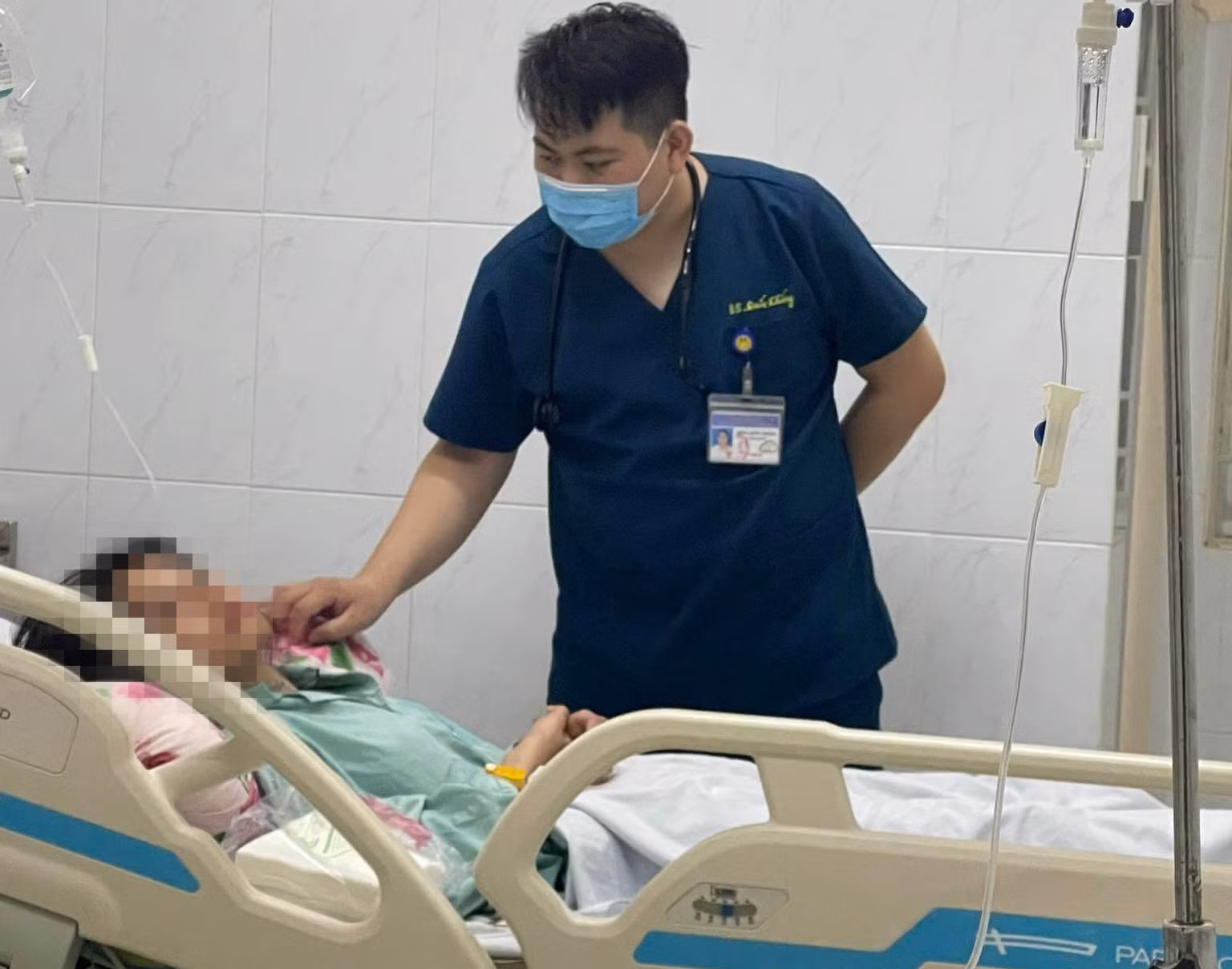 6 nam nữ thanh niên nhập viện cấp cứu sau khi uống rượu -0