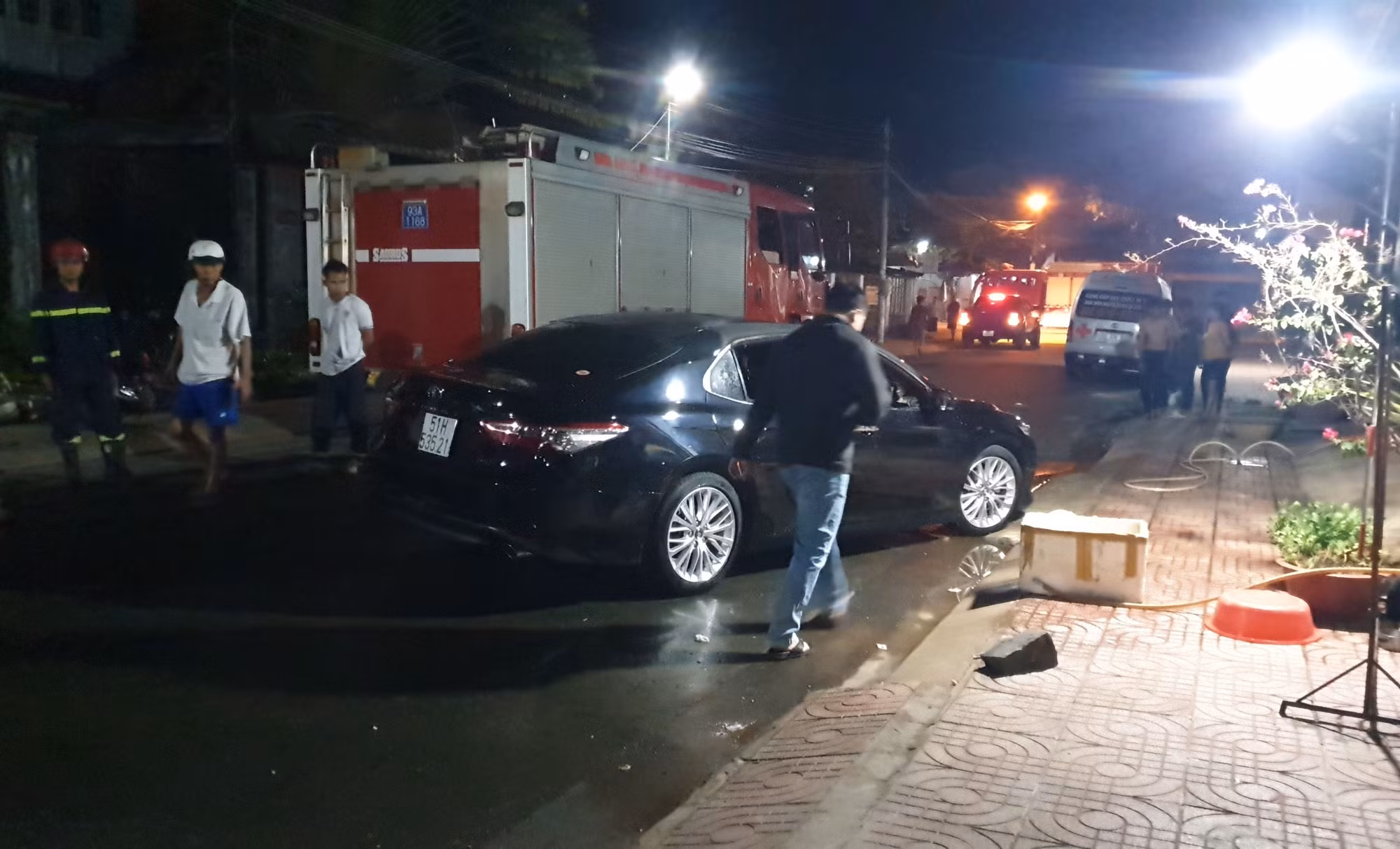 Ô tô camry bốc cháy khiến tài xế tử vong -0