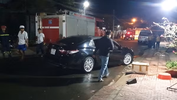 Camry đang chạy bốc cháy sau tiếng nổ, tài xế tử vong