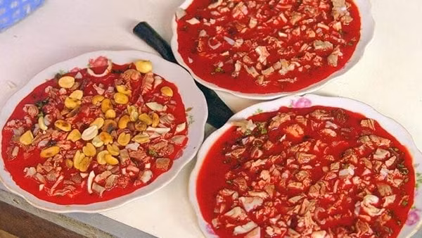 Bộ Y tế khuyến cáo người dân từ bỏ ăn tiết canh, gỏi cá