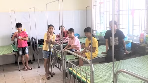 Tạm giữ 4 người tặng bóng bay khiến hàng chục học sinh bị ngộ độc