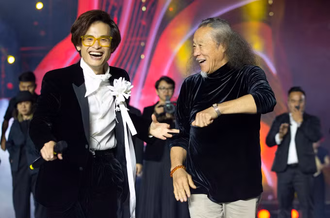ca sĩ hà anh tuấn và nghệ sĩ nhật bản kitaro trong liveshow chân trời rực rỡ.jpg -0