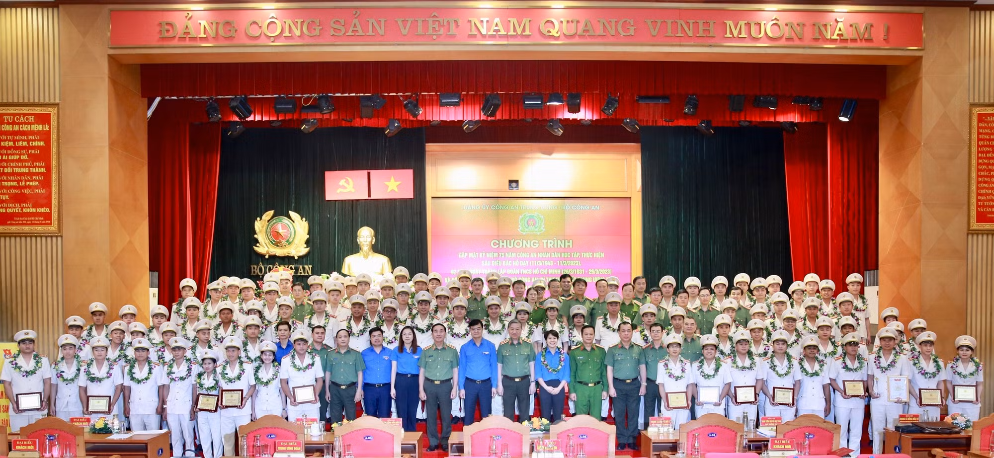 Trao tặng Giải thưởng “Gương mặt trẻ Công an tiêu biểu” và tuyên dương 75 gương thanh niên Công an xã có thành tích xuất sắc -0