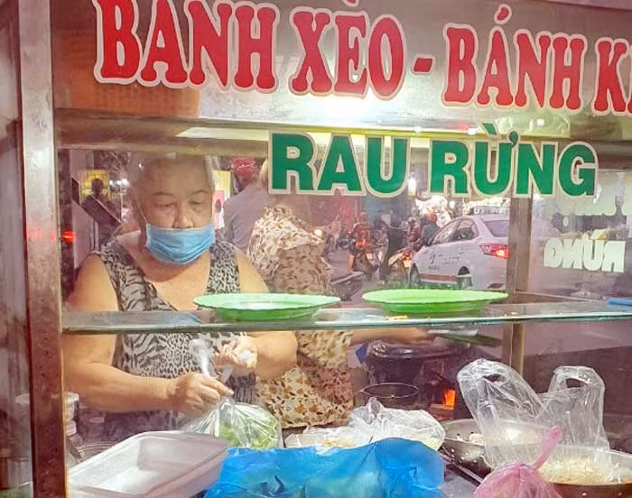 Cô bé “nhặt” của vợ chồng ông lão bán bánh xèo -0