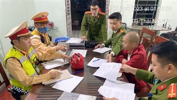 Mua tem kiểm định giả trên mạng hòng qua mặt CSGT