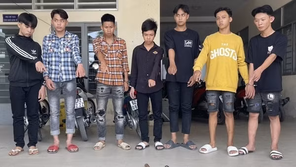 Vác dao đập phá hội chợ đòi tiền bảo kê