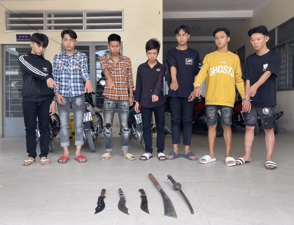 Tạm giam 7 đối tượng vác hung khí đập phá đòi bảo kê hội chợ -0
