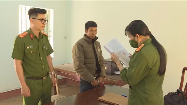 "Chồng hờ" khống chế, hiếp dâm con gái của vợ