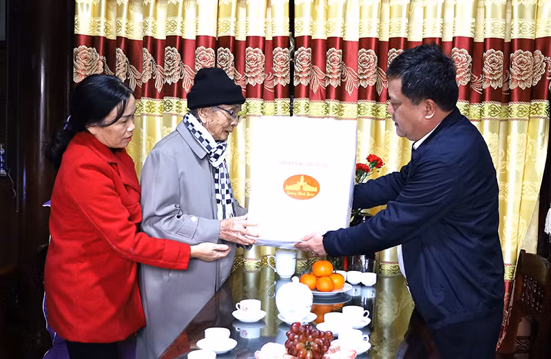  Hỗ trợ hằng tháng đối với đảng viên được tặng Huy hiệu 50 tuổi Đảng -0