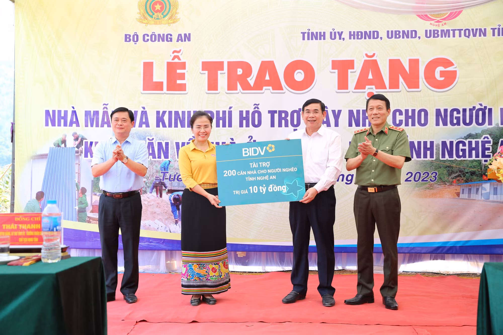 Thượng tướng Lương Tam Quang trao tặng nhà mẫu và kinh phí hỗ trợ xây dựng nhà cho các hộ nghèo, khó khăn về nhà ở trên địa bàn tỉnh Nghệ An -0