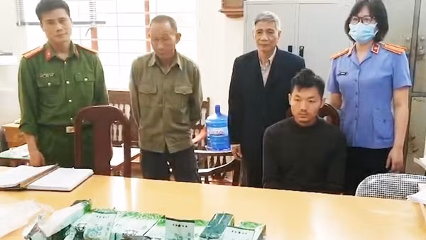 Mang 1 bánh heroin cùng 8kg ma túy vào nhà nghỉ