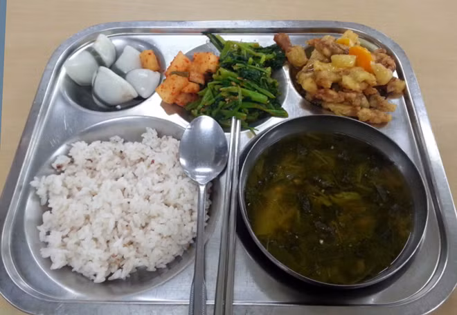 Kiểm soát chặt chẽ nguồn gốc thực phẩm &nbsp;và quy trình chế biến trong trường học -0