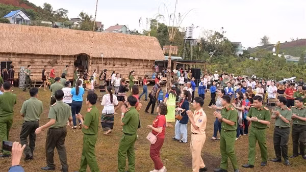 Hành trình tháng Ba biên giới, tặng học bổng cho học sinh khó khăn