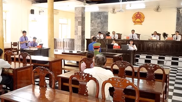 "Dê cụ" lãnh án 13 năm tù vì hiếp dâm bé gái 4 tuổi