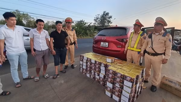 Hơn 300kg pháo lậu ngụy trang trong các thùng sữa bị CSGT phát hiện