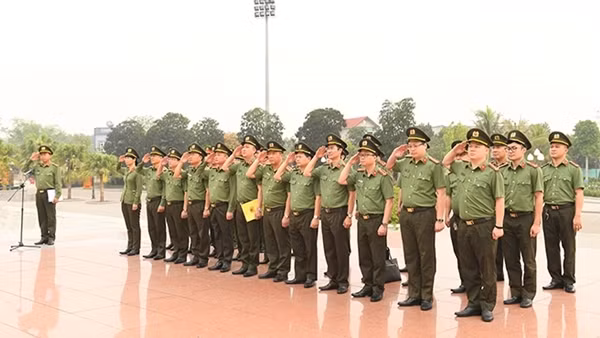 Đoàn Thanh niên Văn phòng Bộ Công an báo công dâng Bác