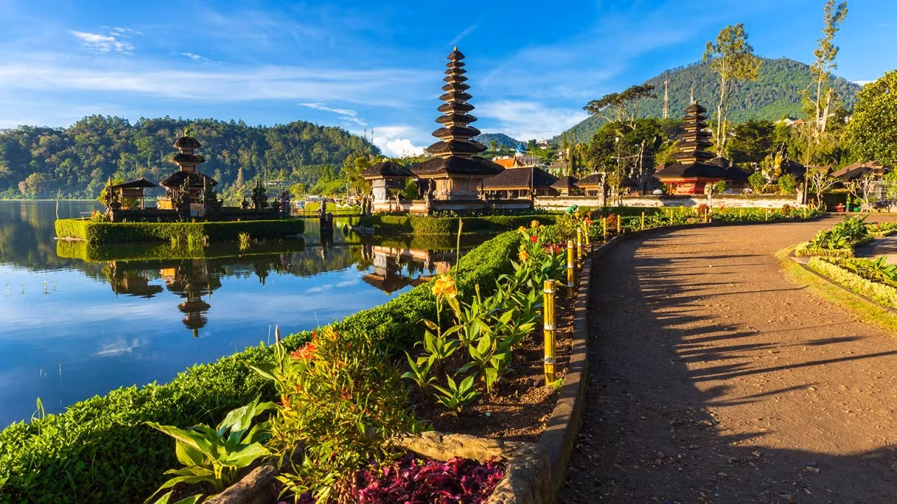 Thiên đường du lịch của Indonesia kêu gọi cấm du khách Nga và Ukraine -0