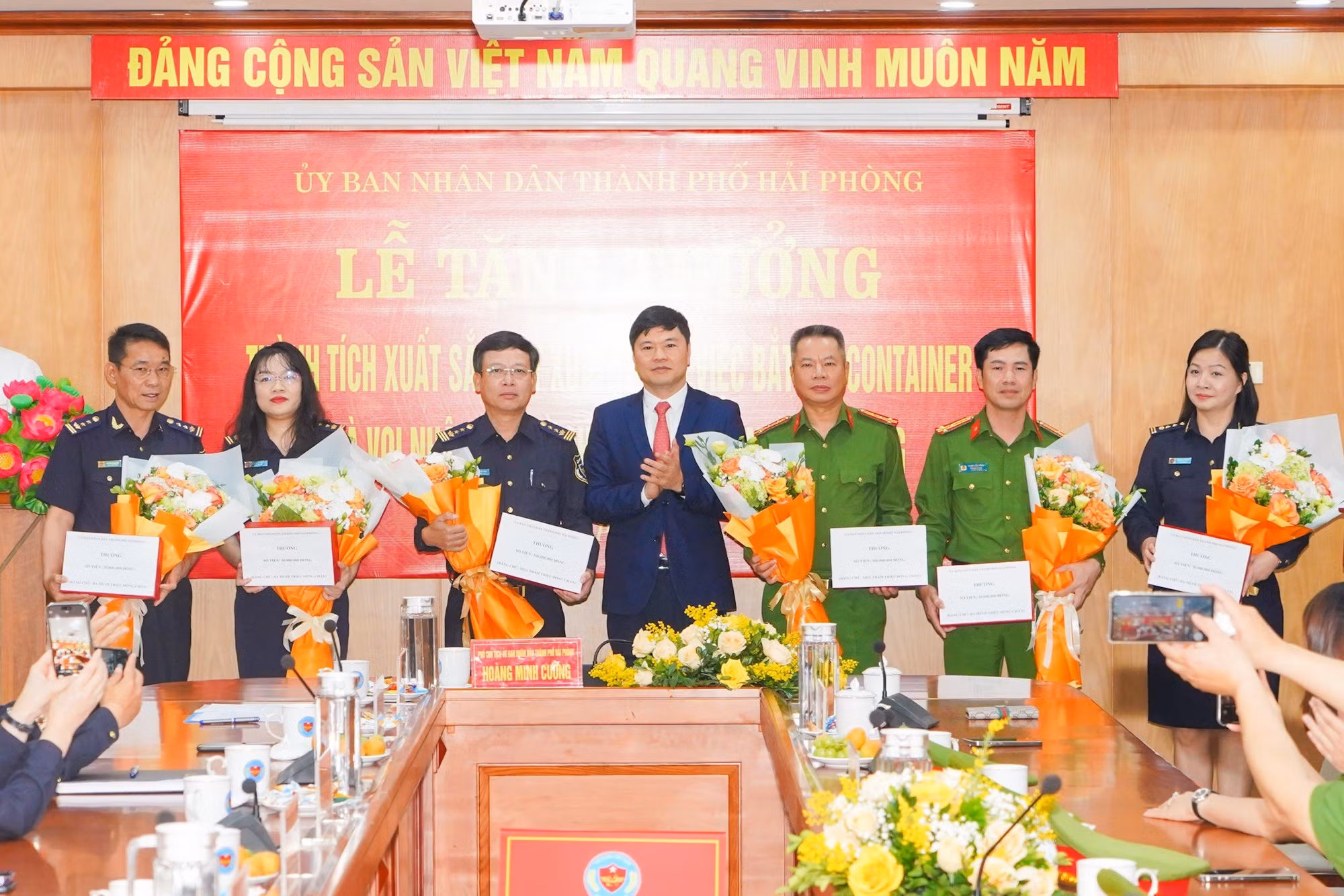 Tặng thưởng hơn 300 triệu đồng cho các đơn vị tham gia bắt giữ 7 tấn ngà voi -0