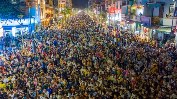 Hàng nghìn người dân, du khách chen chân trên tuyến phố đi bộ ở Huế