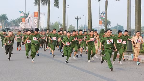 Sôi nổi Giải chạy việt dã vũ trang năm 2023