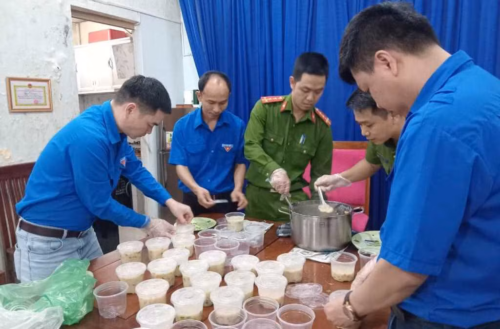 Xúc động “Bát cháo đêm” của các Đoàn viên Công an Đà Nẵng gửi người lao động nghèo -2
