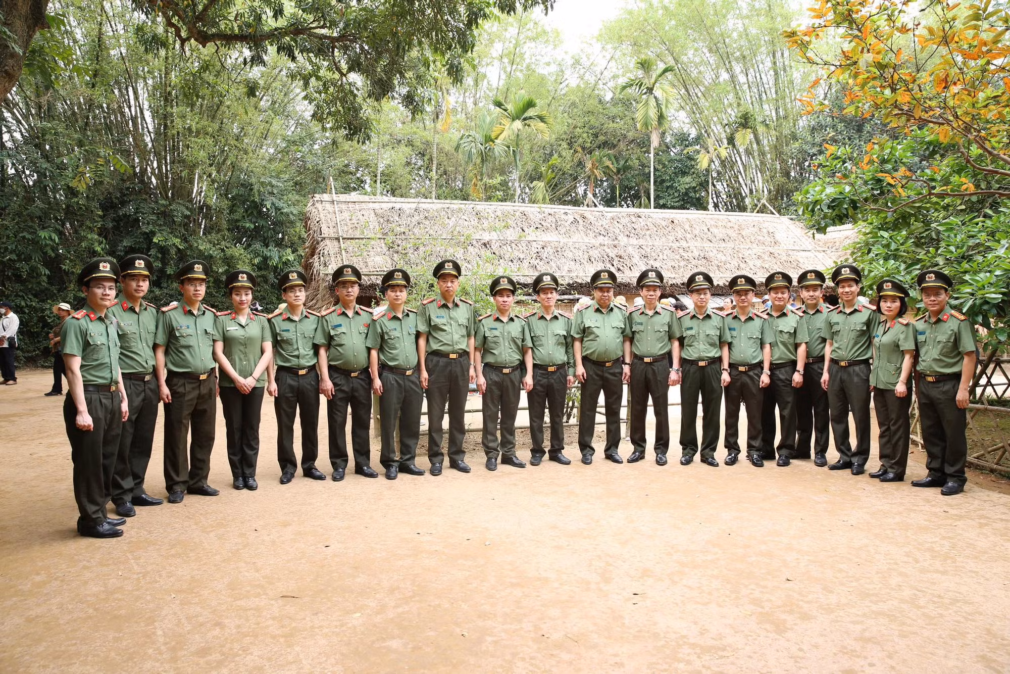 Học viện ANND về nguồn tại Khu di tích Kim Liên và tưởng niệm cố Bộ trưởng Trần Quốc Hoàn -0