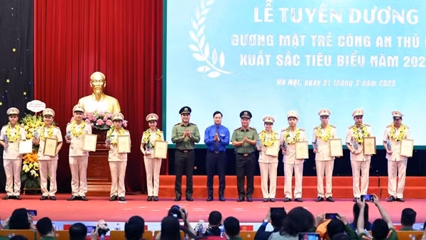 Tuyên dương 12 Gương mặt trẻ Công an Thủ đô xuất sắc tiêu biểu năm 2022