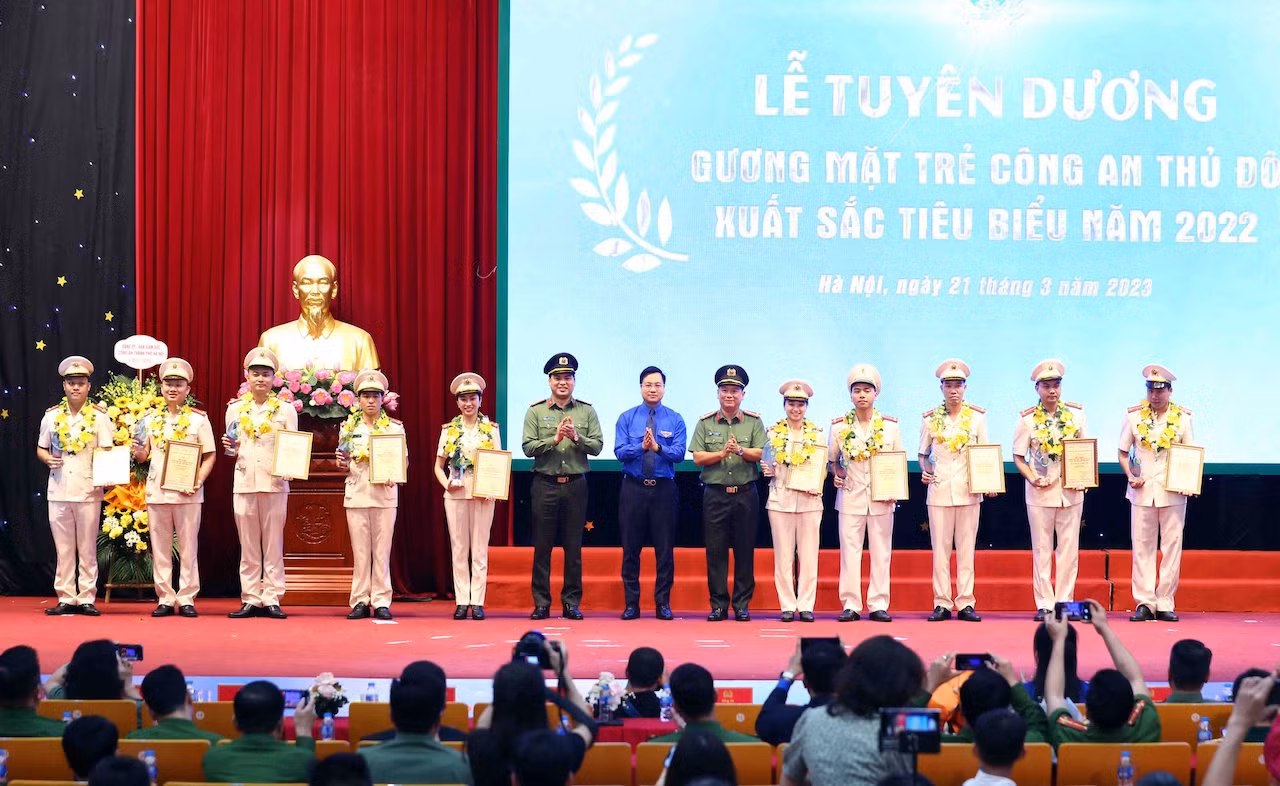Tuyên dương 12 Gương mặt trẻ Công an Thủ đô xuất sắc tiêu biểu năm 2022 -0