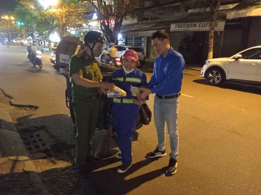 Xúc động “Bát cháo đêm” của các Đoàn viên Công an Đà Nẵng gửi người lao động nghèo -2