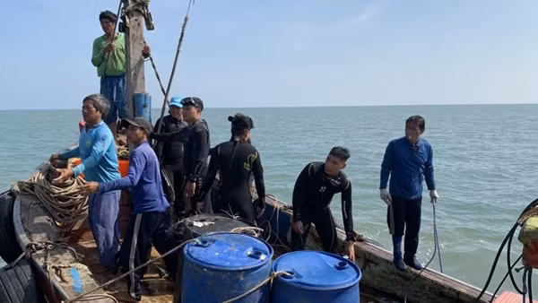 Cứu hộ lặn mò tìm kiếm nạn nhân trong&nbsp;khoang thuyền chìm dưới biển Cần Giờ