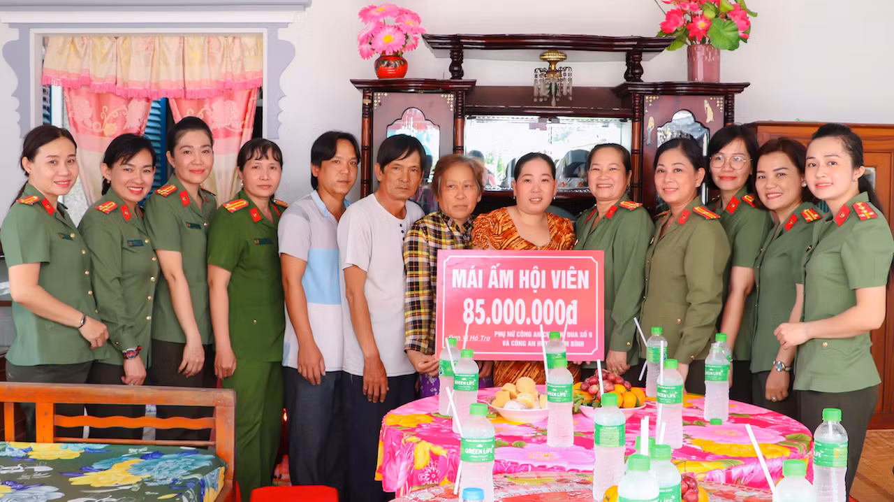 2. hội phụ nữ cụm thi đua số 9 tặng nhà mái ấm hội viên cho hội viên phụ nữ có hoàn cảnh khó khăn tại xã tân an thạnh, huyện bình tân, tỉnh vĩnh long.jpg -0