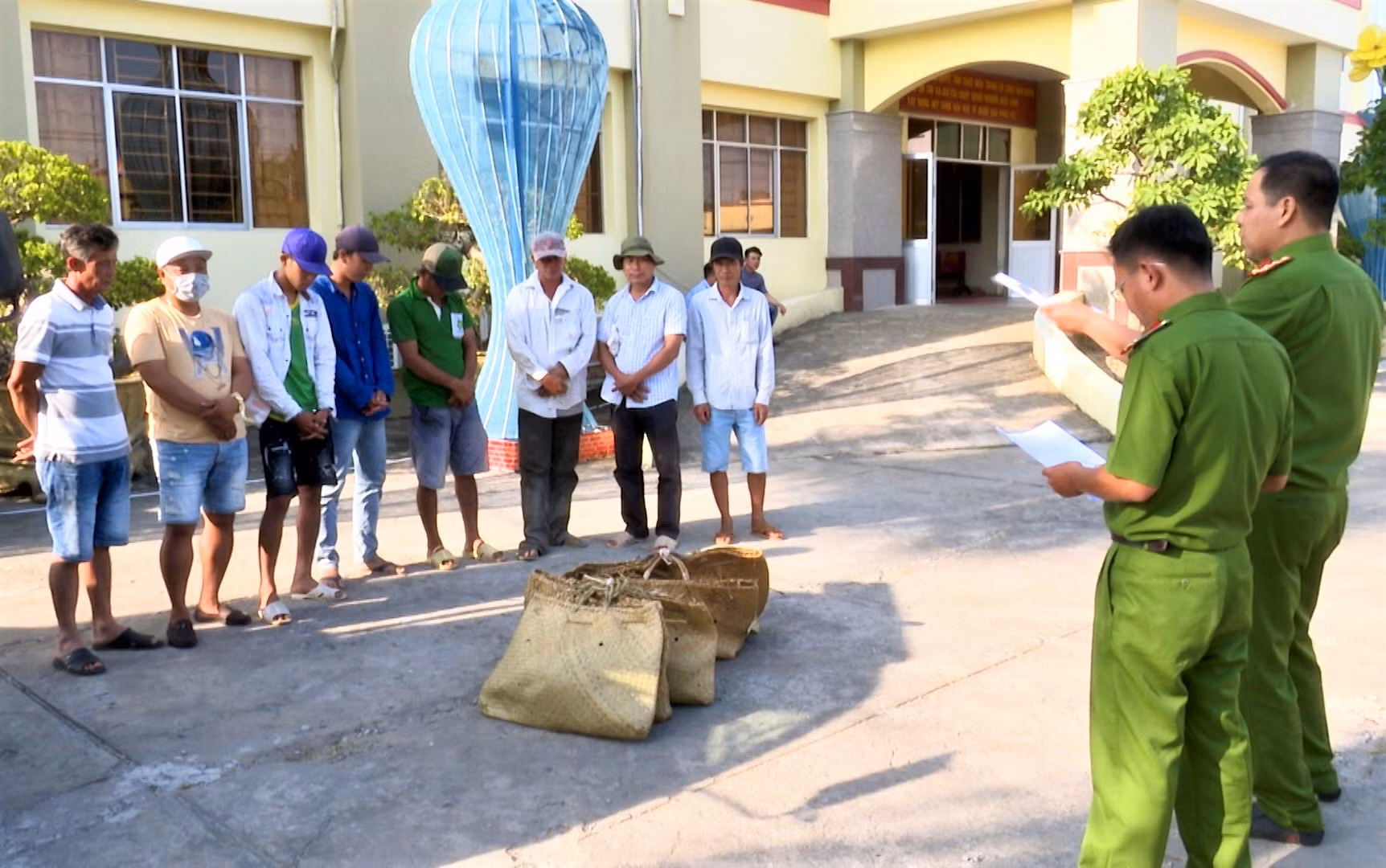 Bắt quả tang 8 đối tượng đá gà, tạm giữ 48 triệu đồng -0