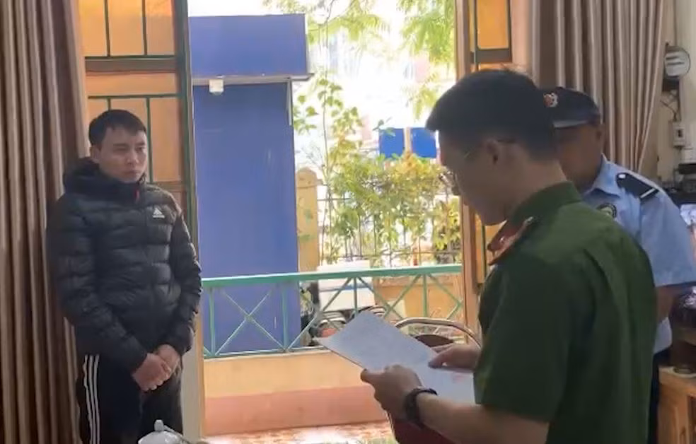 Tạm giam hai người đàn ông dùng xế hộp chở vẹt quý hiếm -1