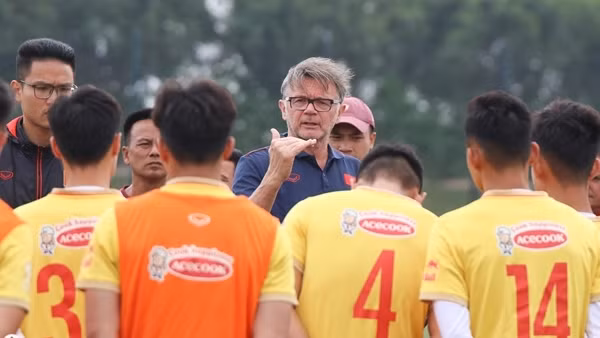 Bóng đá Việt Nam từ huấn luyện viên Calisto đến Troussier