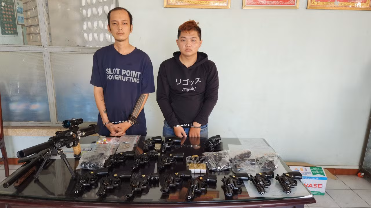 Bắt nhóm đối tượng chế tạo súng, thu giữ 19 khẩu súng và 350 viên đạ -0