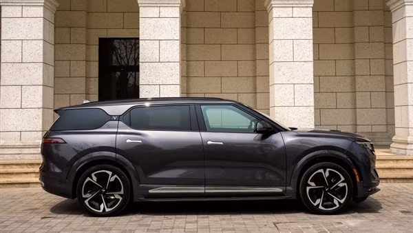 SUV điện cỡ lớn VinFast VF 9 có gì để chinh phục khách Việt?